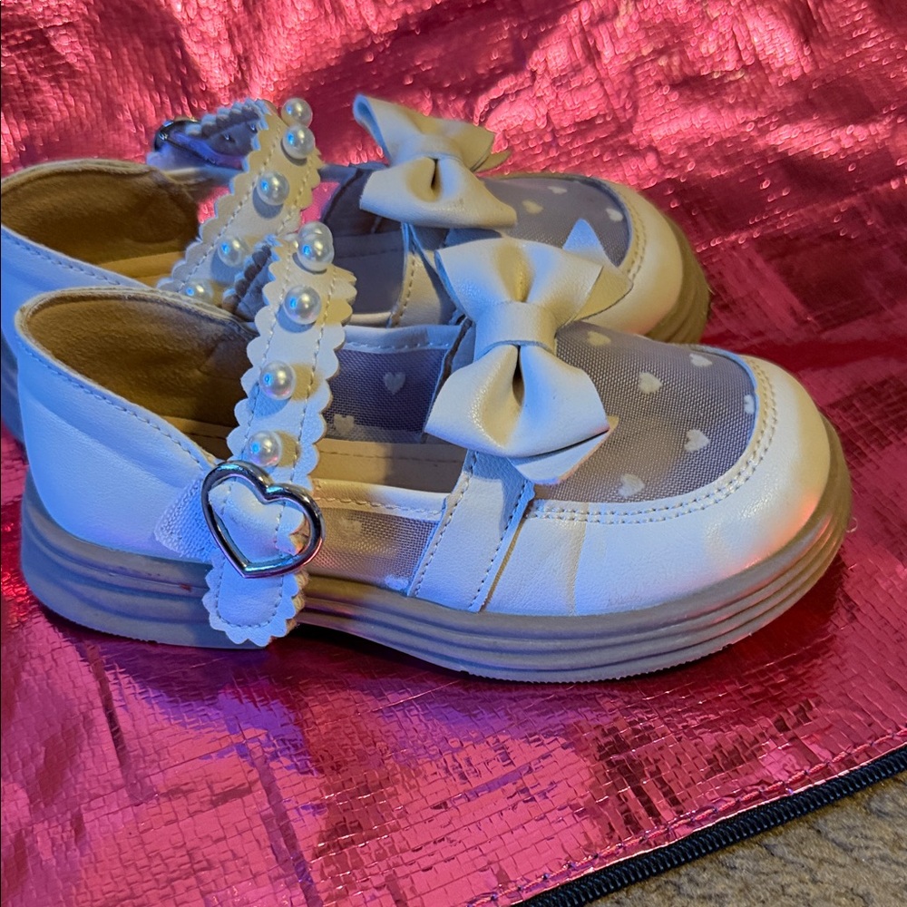 Charming Cream Kids Shoes with Bow and Pearl Details - Picture 5 of 5